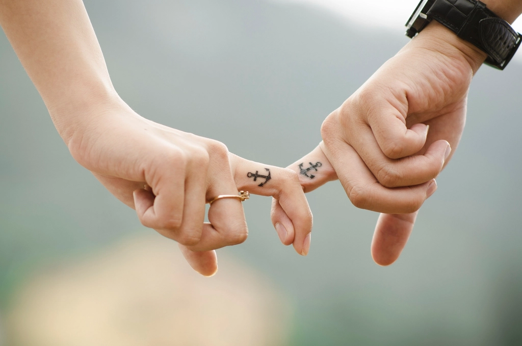 Kleine Partner-Tattoos an den Fingern