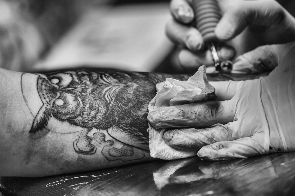 Blackwork-Motiv beim Stechen