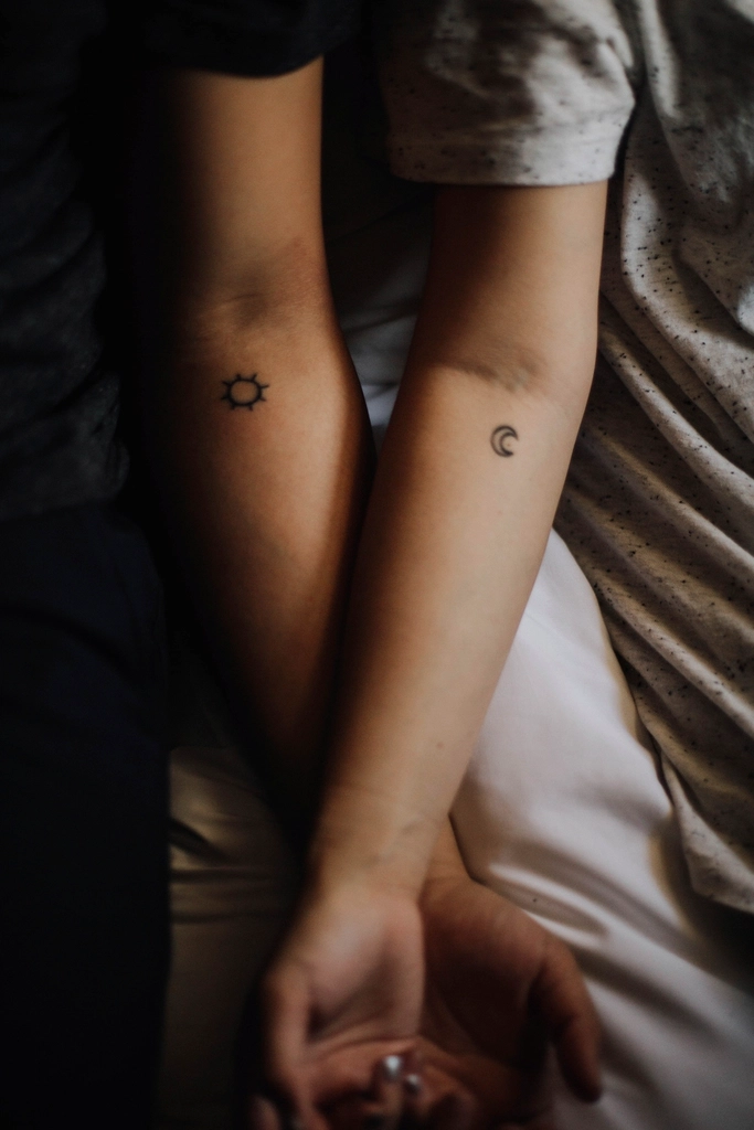 Zwei kleine Tattoos am Unterarm