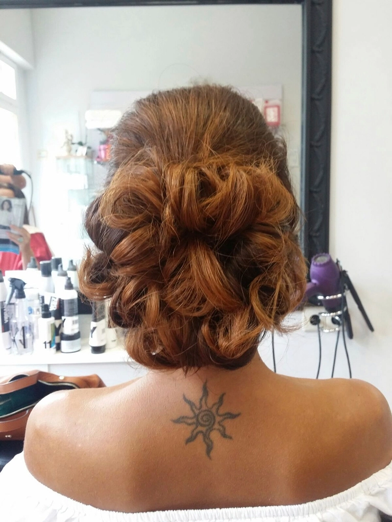 Kleines Tattoo im Nacken
